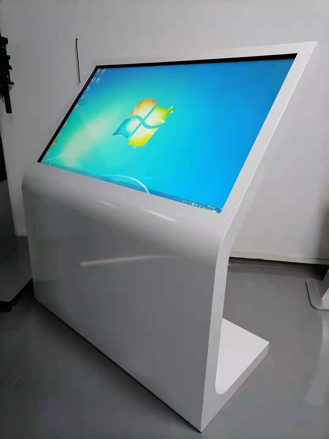 张家港企业定制化55寸卧式触摸一体机