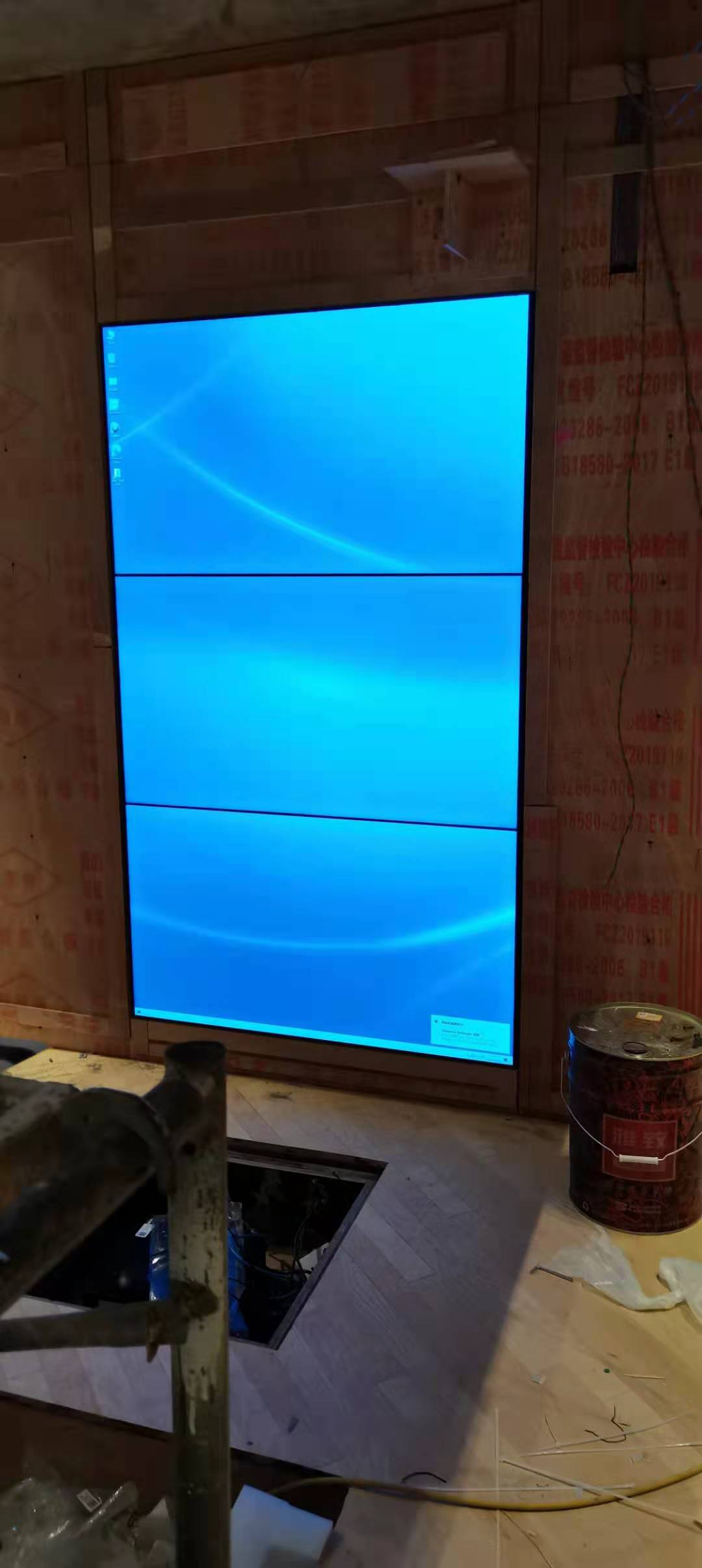 服装店宣传用拼接屏