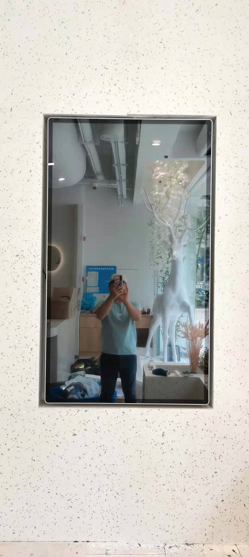 嵌入式竖屏安装广告机案例