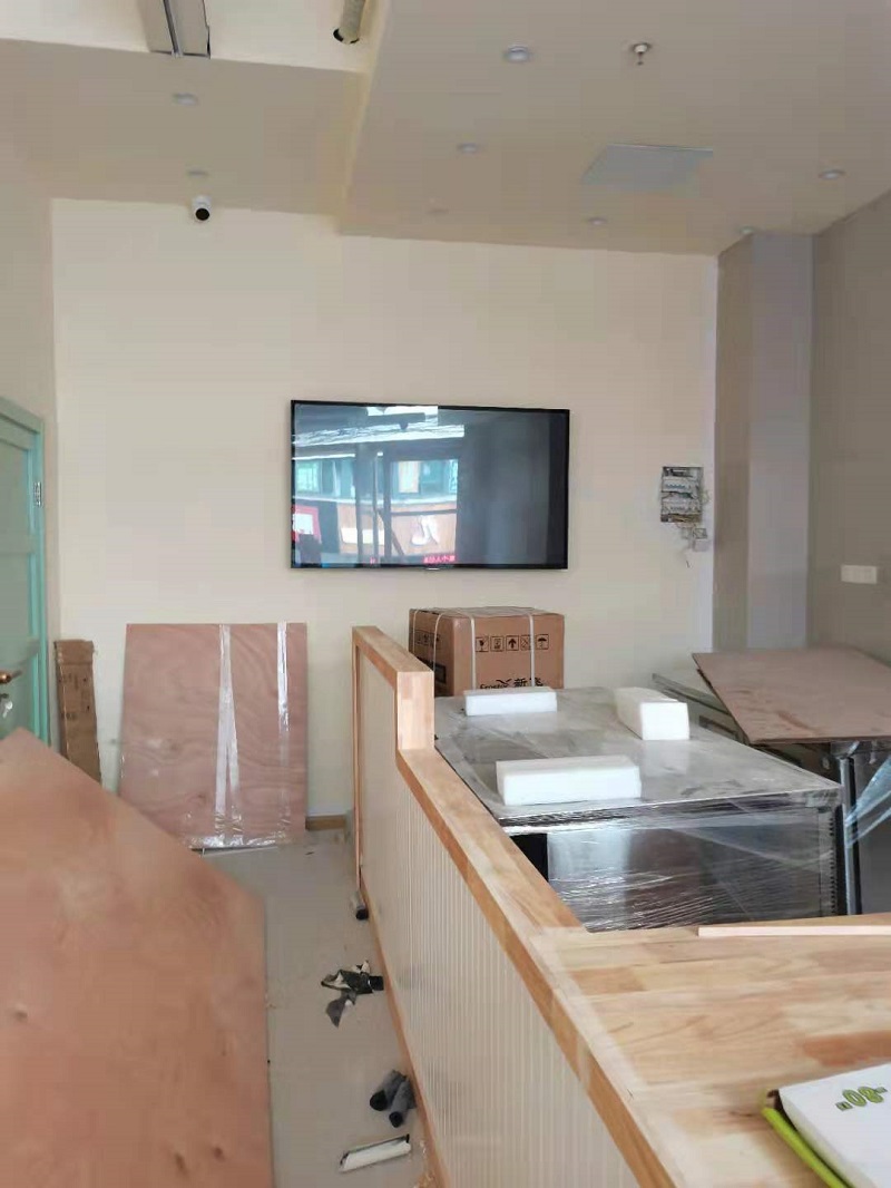 某店铺多媒体展示65寸广告机案例