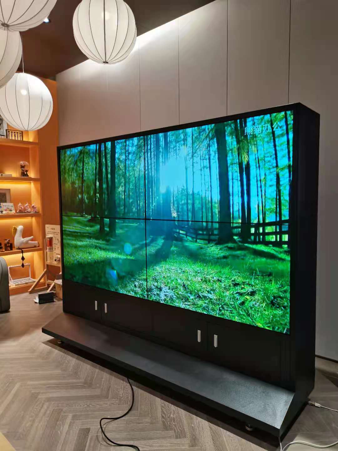 银城某售楼处55寸3.5mm拼接屏移动机柜案例