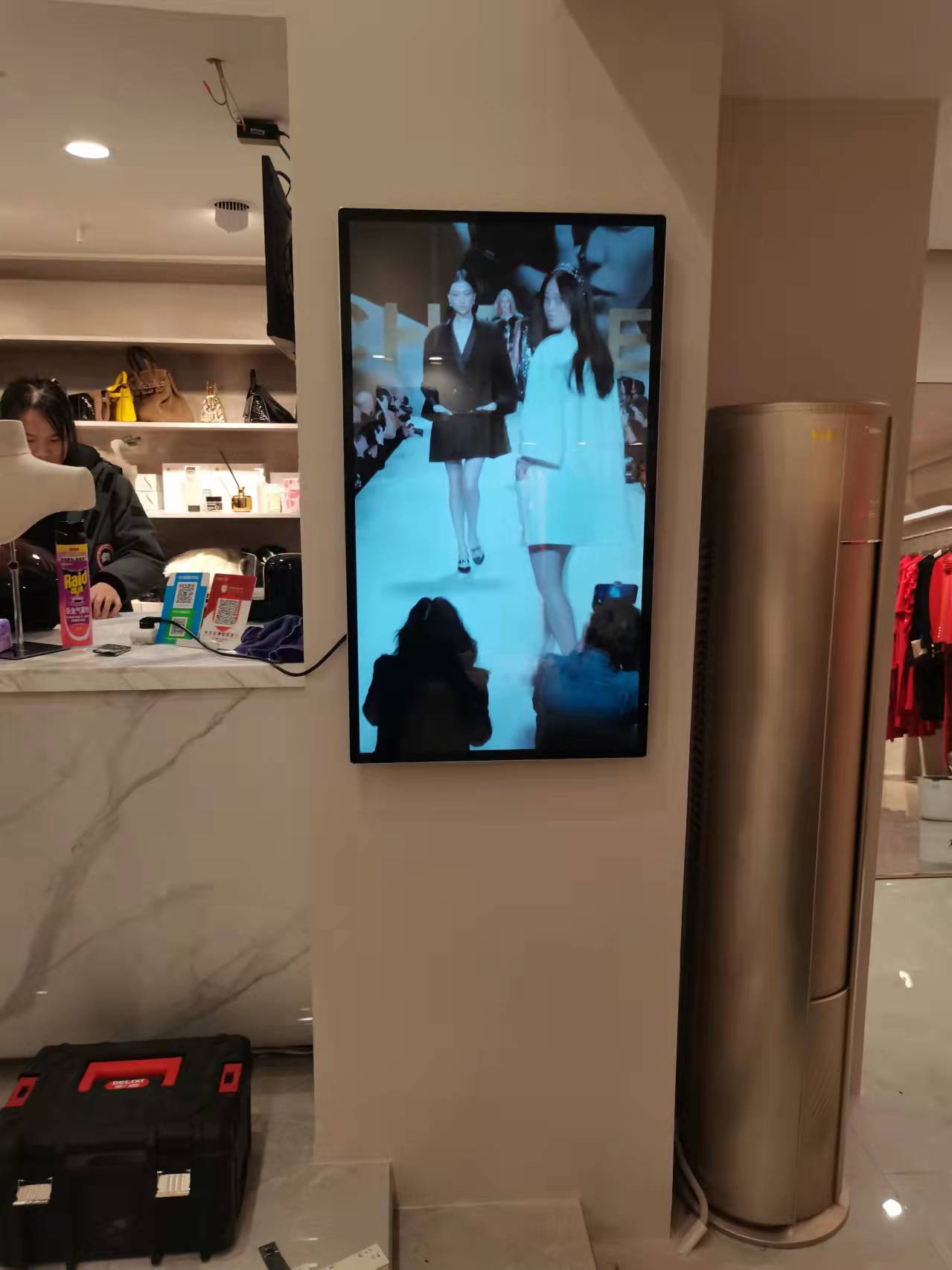 服装店广告机案例