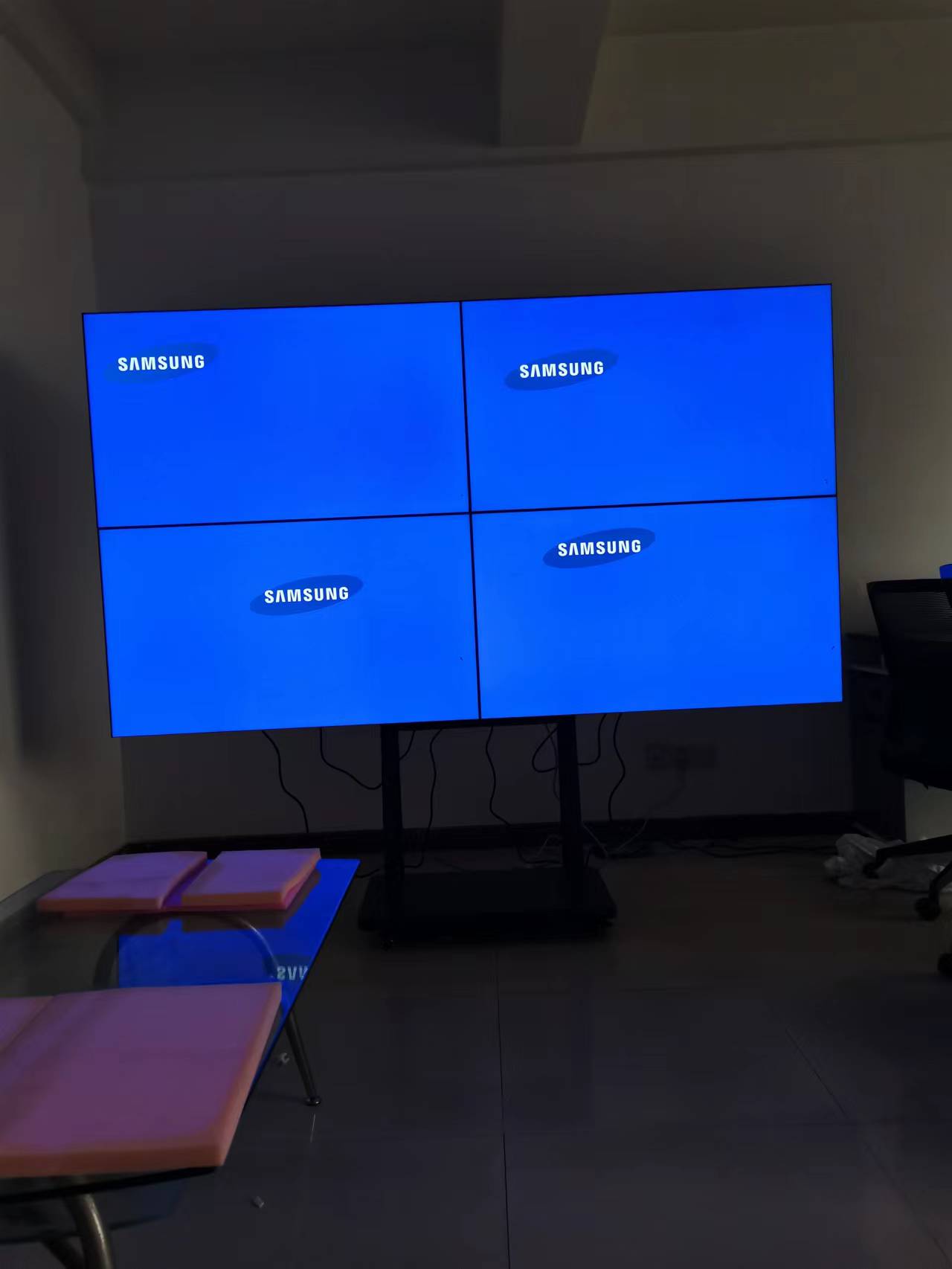 小会议室46寸3.5mm2x2拼接屏