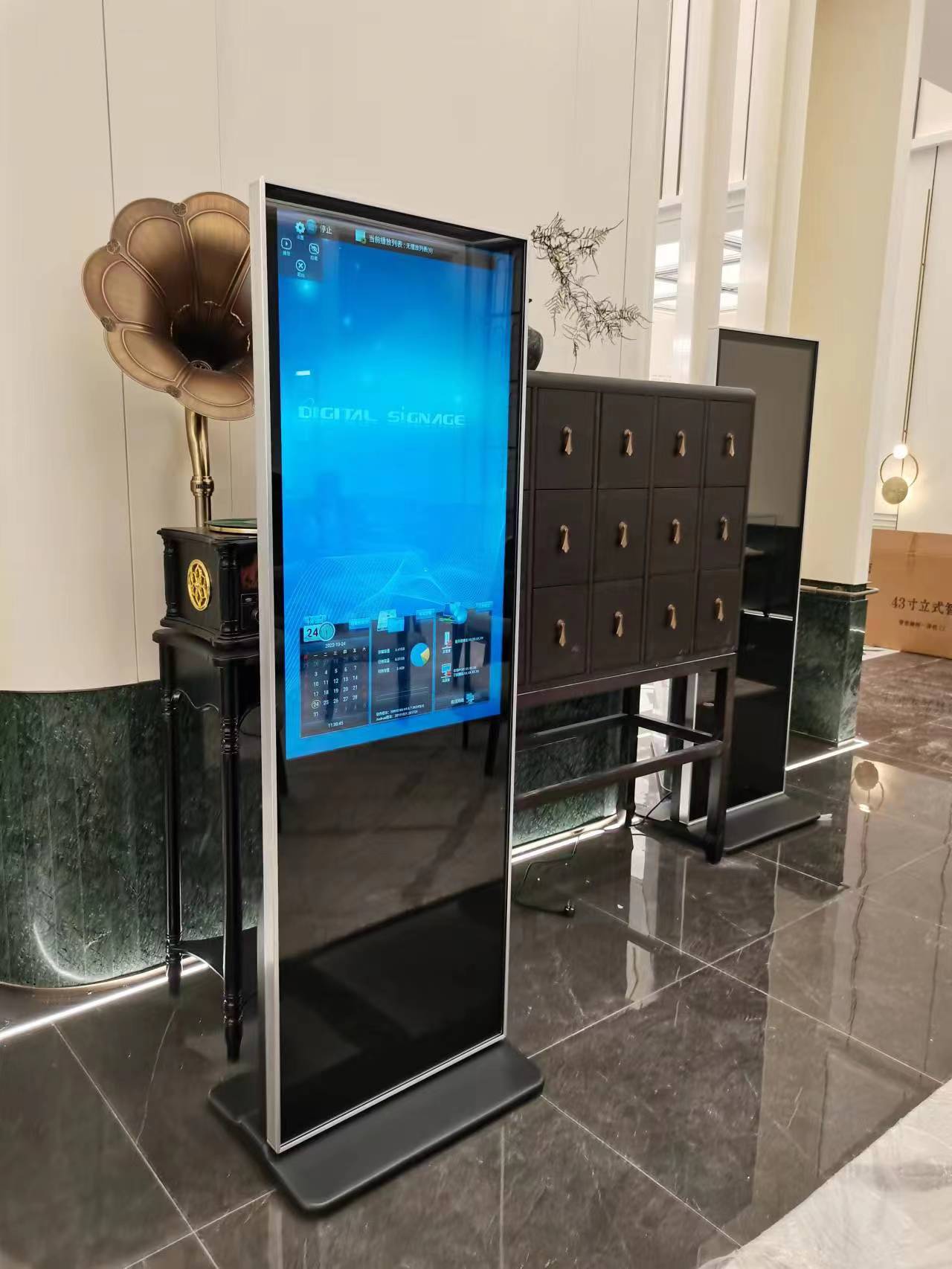 触摸广告机-室内立式虎门广告机案场应用